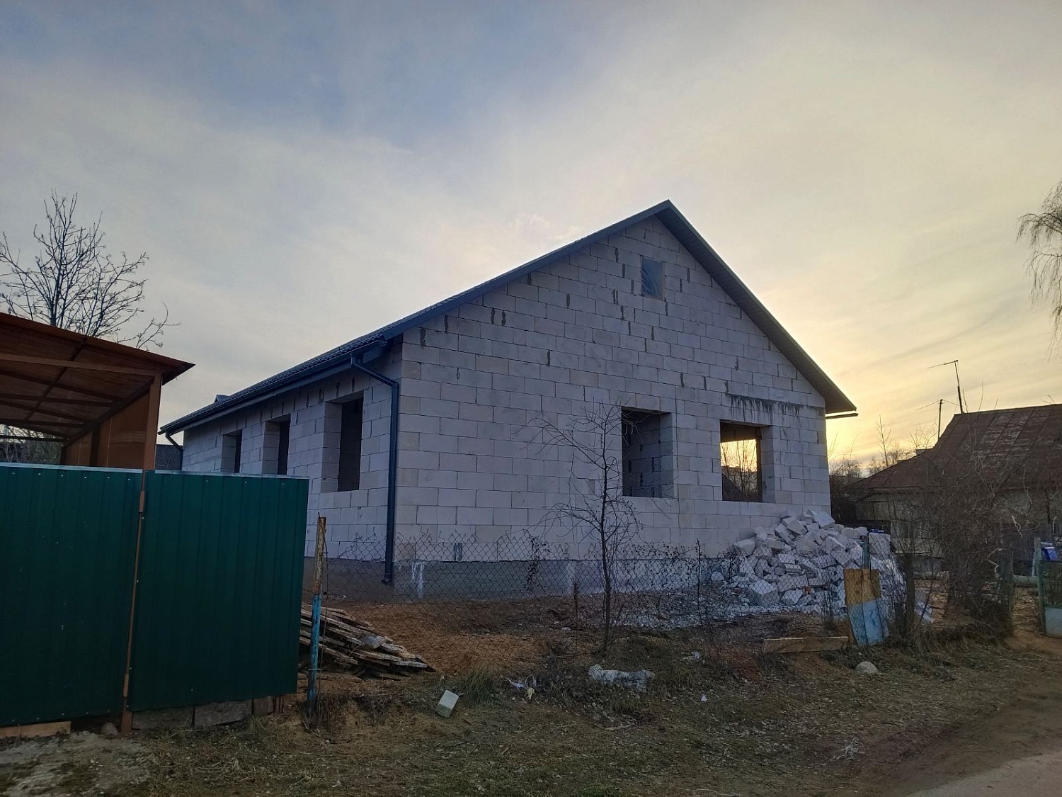 Установка свайно-ленточного фундамента, кладка блоков и кровельные работы в Заславле
