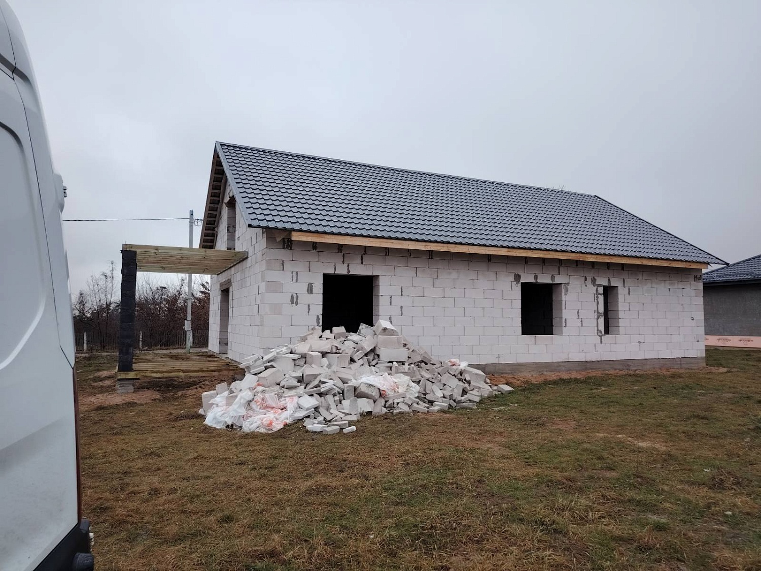 Свайно-ленточный фундамент, установка черновой плиты, кладка блоков и кровельные работы в Городее